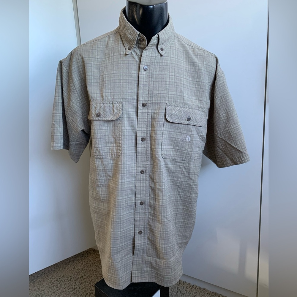 North Face textured men’s size large beige short sleeve button-up shirt